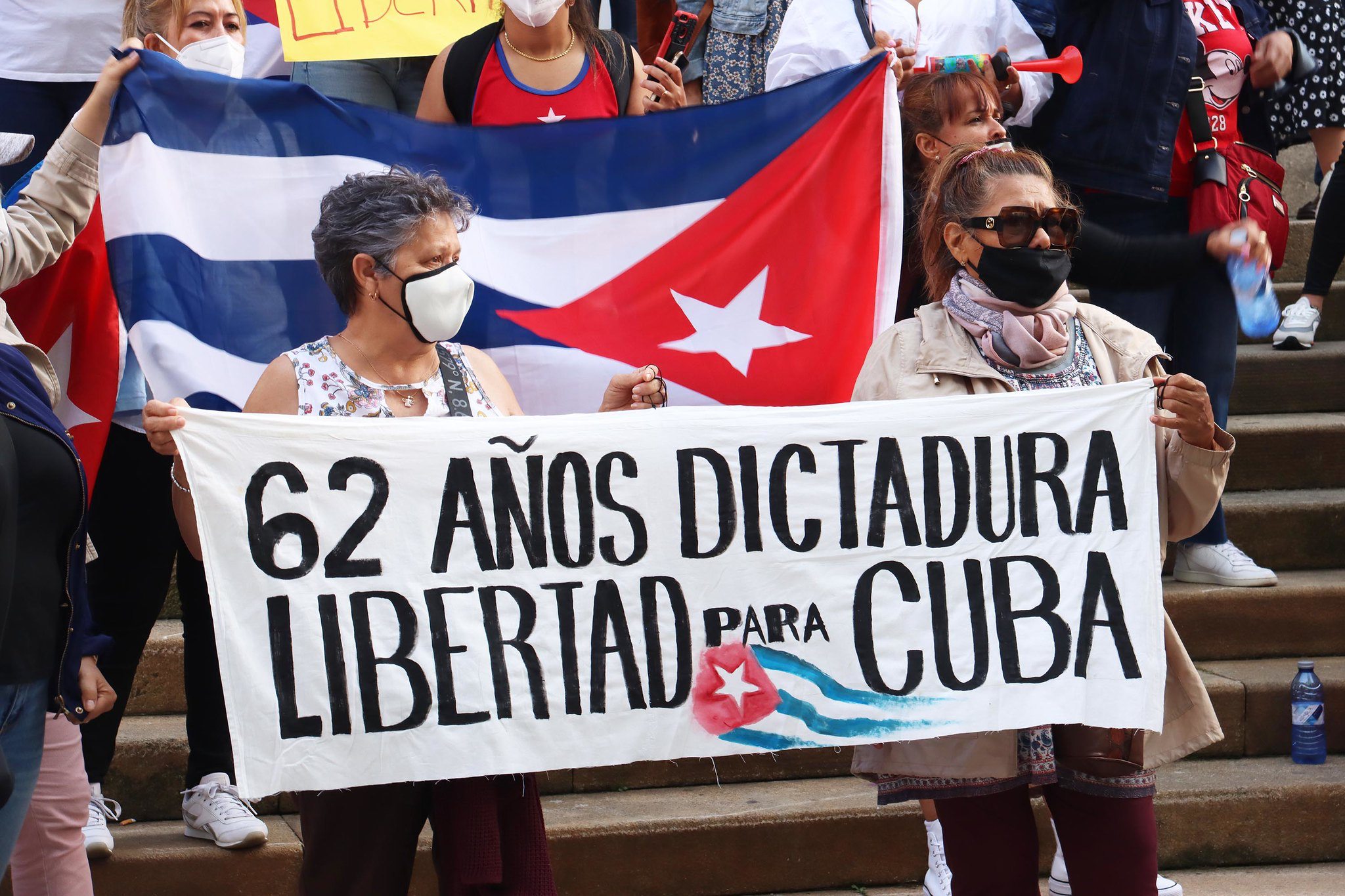 Manifestantes cubanos saem nas ruas de Frankfurt para lembrarem à comunidade internacional, os 62 anos de ditadura em Cuba