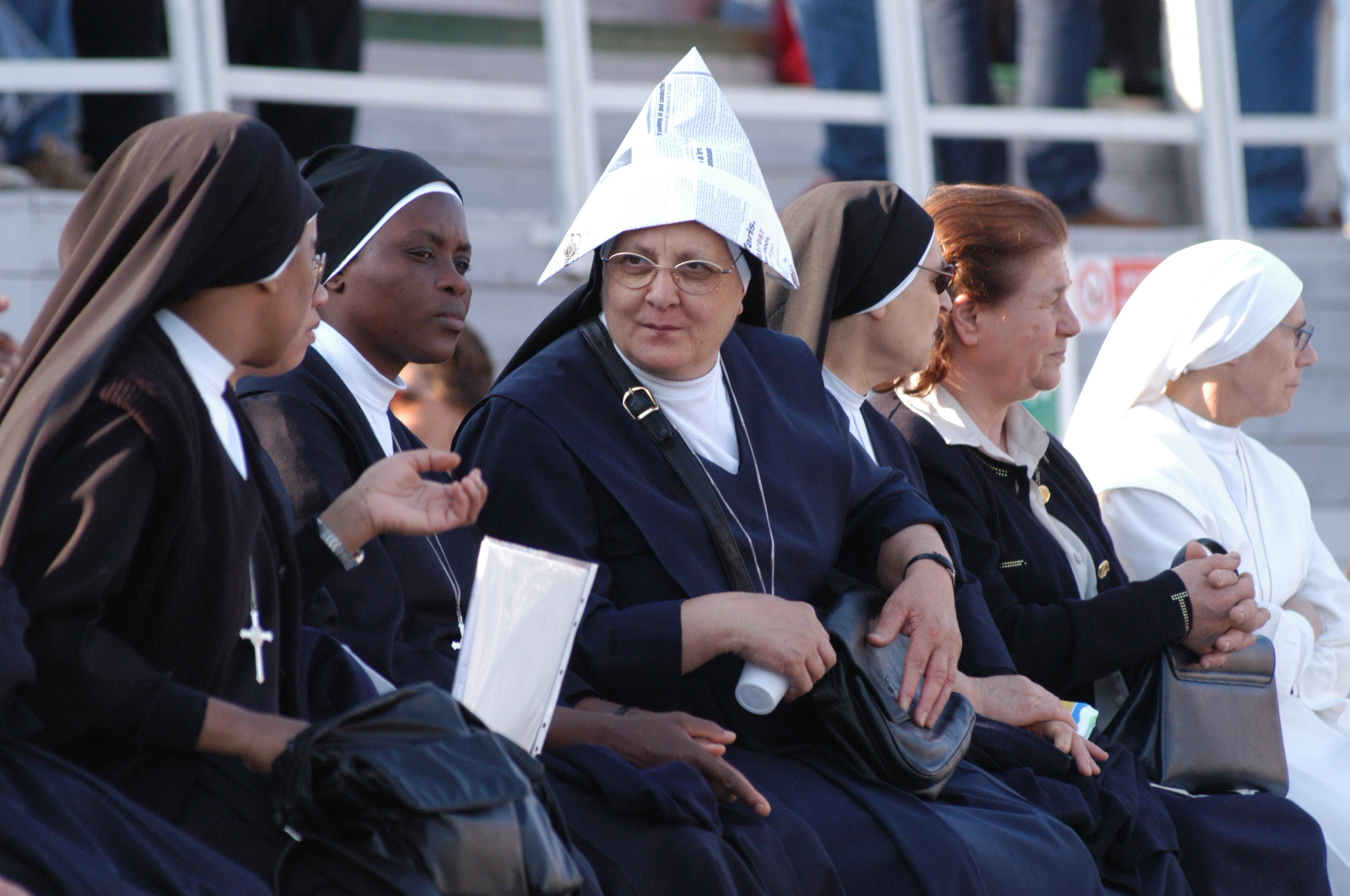 Um grupo de freiras a espera do Papa, na cidade do Vaticano
